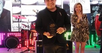 Dr. Gamaliel Román Cirujano de las estrellas recibe máximo galardón de La Ke Manda Radio y Tv