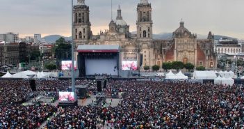 Silvio Rodríguez emociona a más de 100 mil personas en el Zócalo