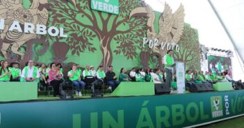 Omar García Harfuch asiste al cierre de campaña del PVEM y se suma a la iniciativa “Un árbol por voto”