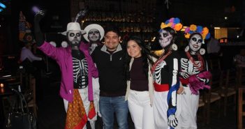 Mariachito se convierte en el Mictlán en noche de Halloween; esta noche celebra Día de Muertos