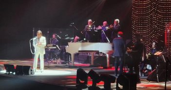 Roberto Carlos transporta a su público a los años 70, con sus mayores éxitos en la Arena CDMX