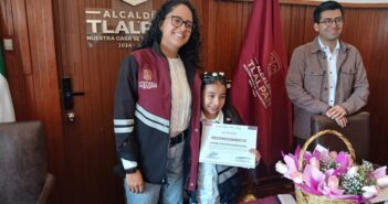 Audrey Chavira Magdaleno, Alcaldesa de Tlalpan por un día, es reconocida por Gaby Osorio