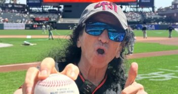 Alex Lora lanza la primera bola en el Oracle Park de San Francisco
