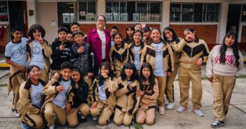 Maestroy y alumnos de la Secundaria Técnica 120 reciben a Gaby Osorio; juegan partidazo de volibol